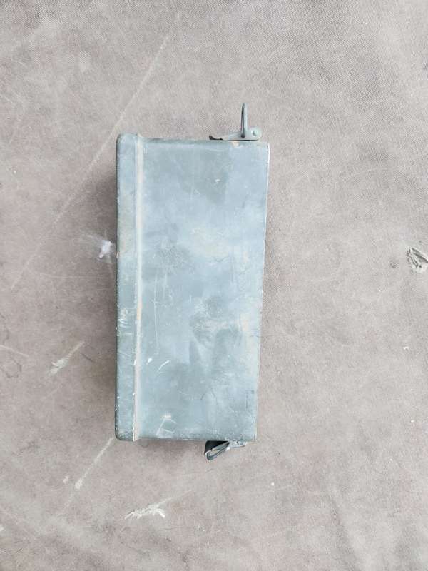 hard to find loose SADF issue type battery box for VHF manpack A-53/72 tactical radios - straight &
