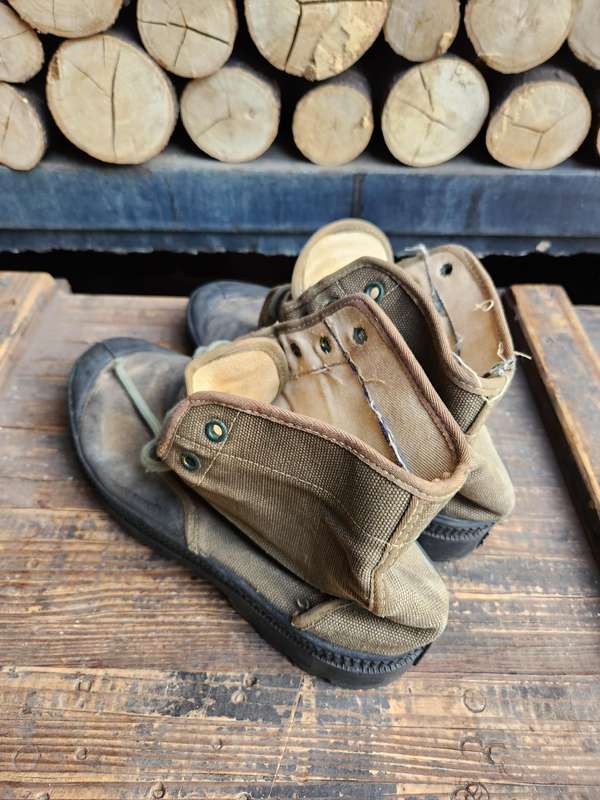 pair used condition original Portuguese ULTRAMAR war era green canvas jungle low boots size 42/UK 8