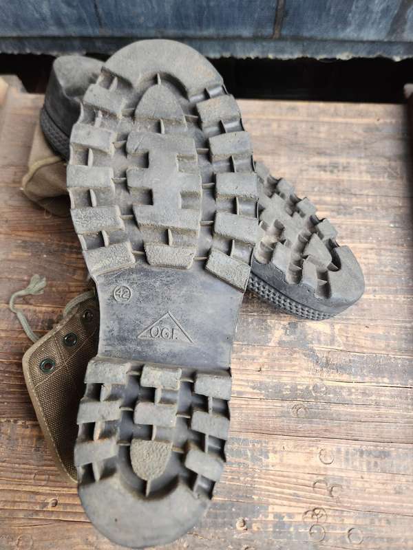 pair used condition original Portuguese ULTRAMAR war era green canvas jungle low boots size 42/UK 8