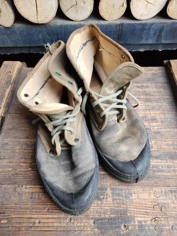 pair used condition original Portuguese ULTRAMAR war era green canvas jungle low boots size 42/UK 8