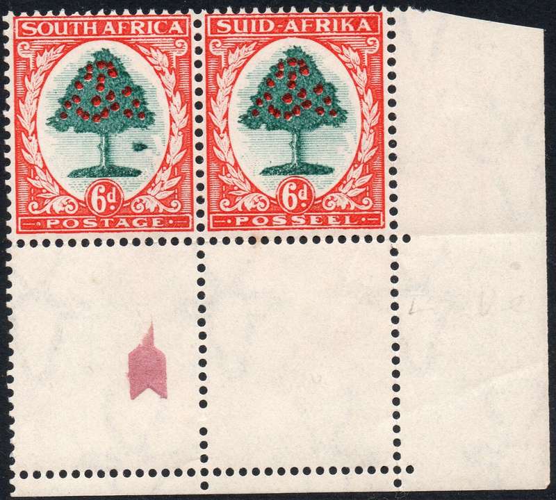 Union of SA : 1937 SG61b : 6d GREEN & VERMILLION - ``MOLEHILL VARIETY`` UM CORNER MARGINAL