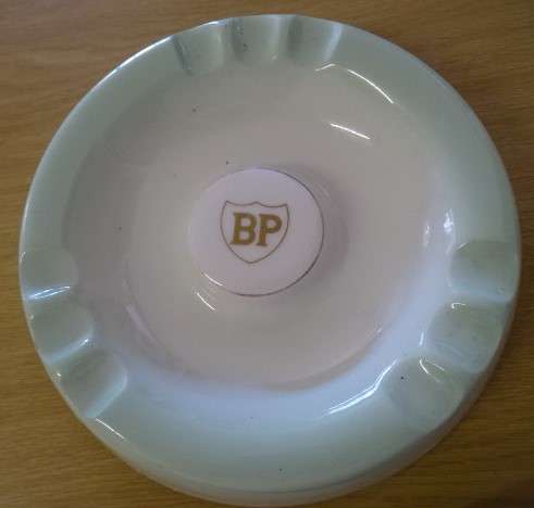B P BRITISH PETROLEUM VINTAGE BRANDED GLASS ASHTRAY (17 CM DIAMETER- CONTINENTAL CHINA SOUTH AFRICA)
