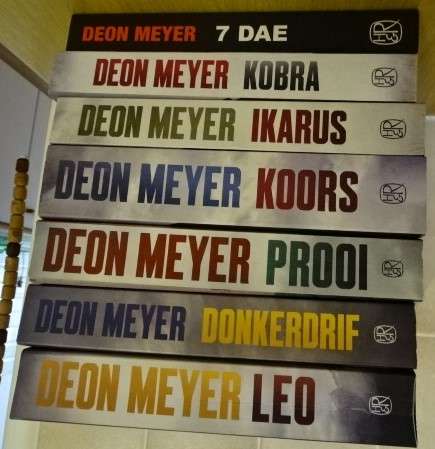 SEWENTIEN DEON MEYER BOEKE WAARVAN  TIEN DEUR DIE SKRYWER GETEKEN IS