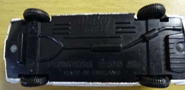 DINKY TOY PRINCESS 2200 H L SALOON, WHITE AND BLACK (135MM X 50MM X 40MM) 1977 - 80