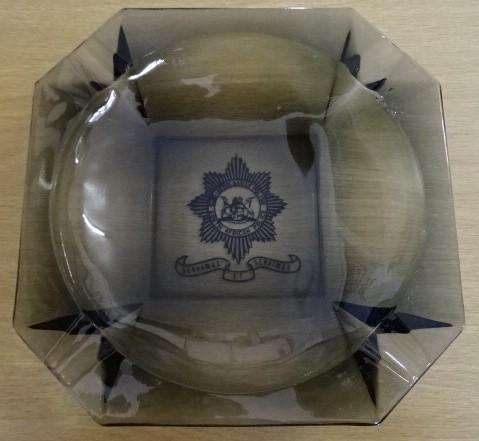 SWART SUID-AFRIKAANSE POLISIE GLAS ASBAK / SOUTH AFRICAN POLICE GLASS ASTRAY (20CM X20CM, MARKED)