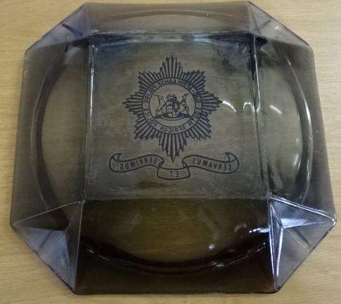 SWART SUID-AFRIKAANSE POLISIE GLAS ASBAK / SOUTH AFRICAN POLICE GLASS ASTRAY (20CM X20CM, MARKED)