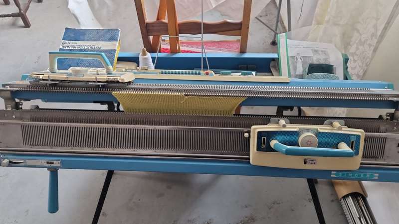 Singer S727 Knitting Machine
