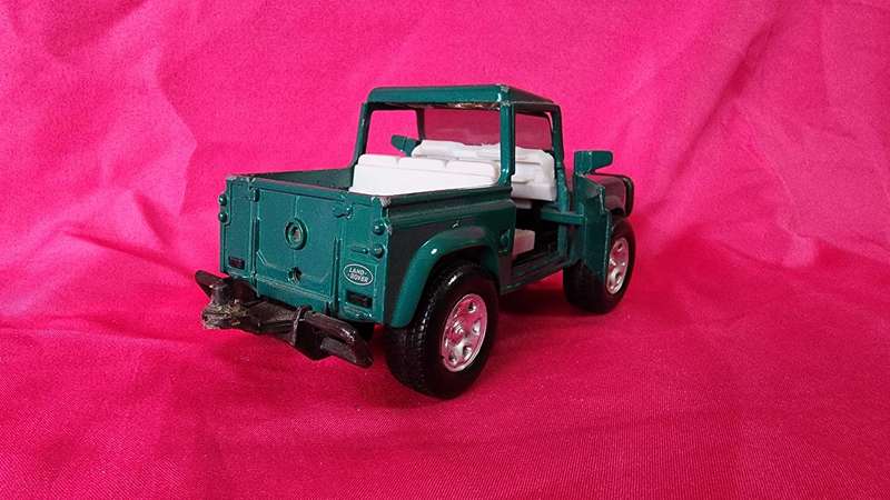 Land Rover Defender (1:32)