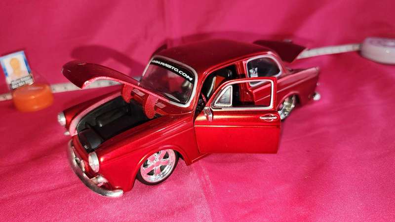VW Notchback "Pimped" by Maisto