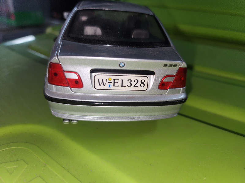 BMW 328i (e46) 1:18 Welly