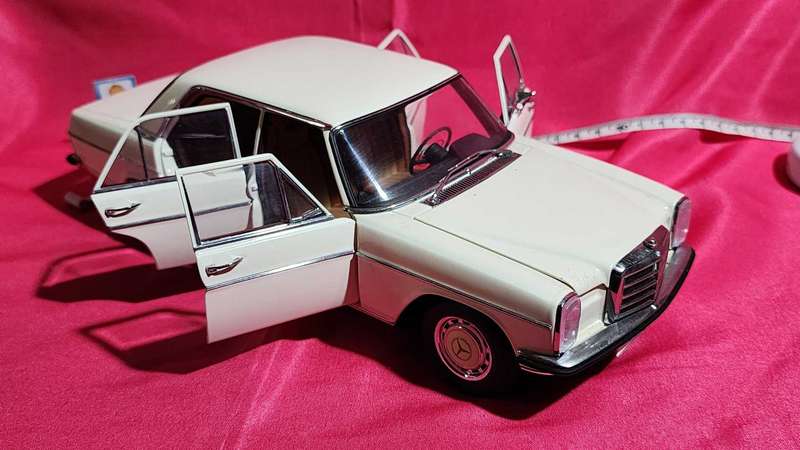 Mercedes Benz 220 Diesel (1:18) AutoArt