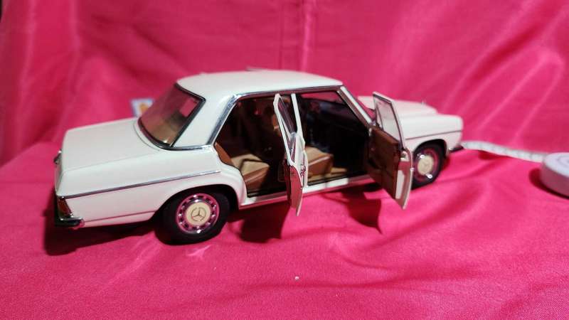 Mercedes Benz 220 Diesel (1:18) AutoArt