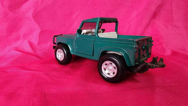 Land Rover Defender (1:32)