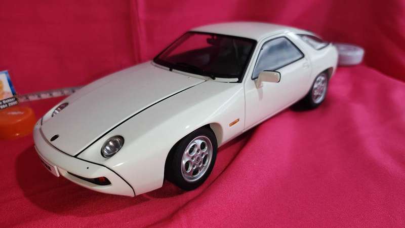 Porsche 928   ( Autoart )  1:18