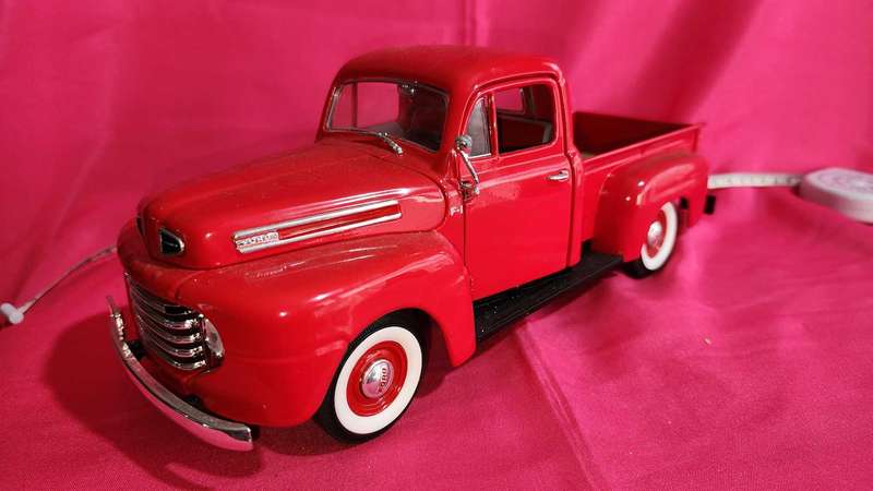 48' Ford Pick-Up Truck { 1,18 }