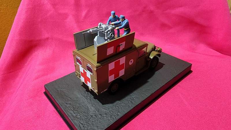 Dodge Old-School Ambulance (1:43) James Bond