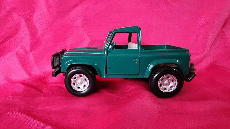 Land Rover Defender (1:32)