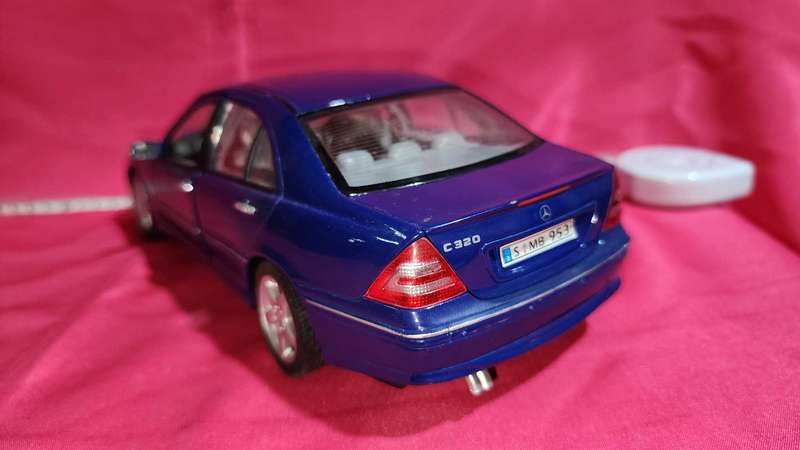 Mercedes C320 (1:18) by Welly