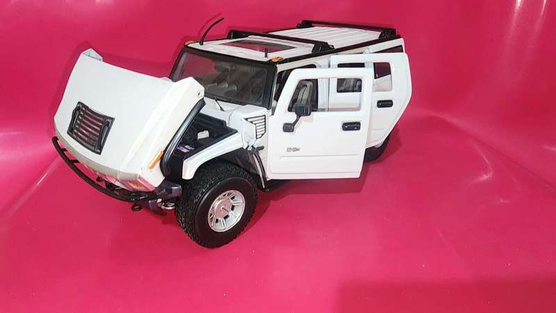 Hummer H2 (SUV) 1:18