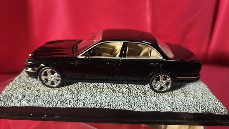 Jaguar XJ 6  James Bond