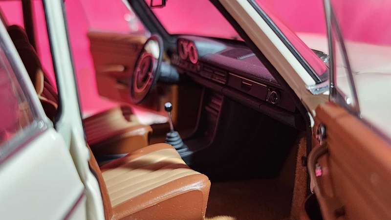Mercedes Benz 220 Diesel (1:18) AutoArt
