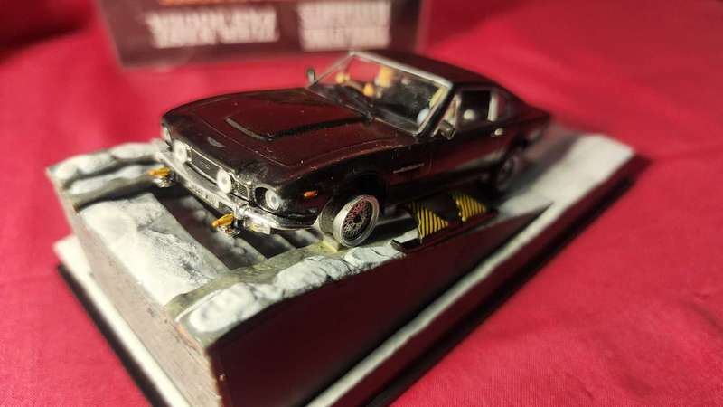 Aston Martin V8  James Bond
