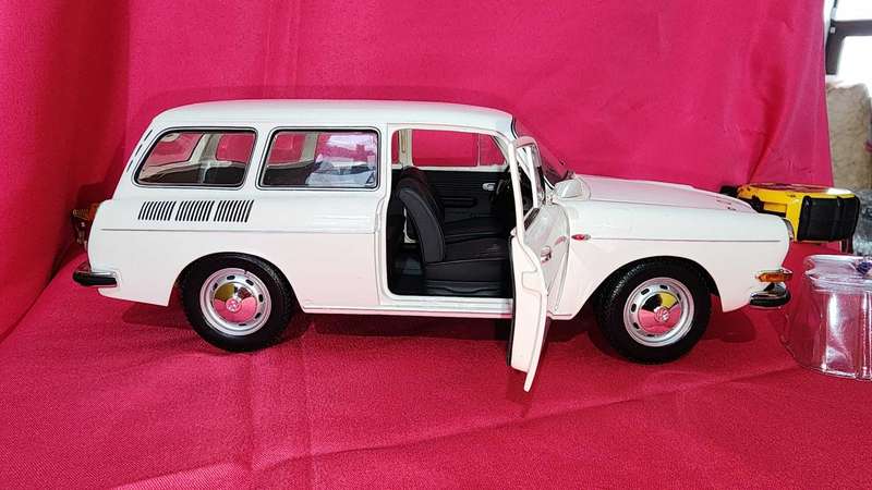 Volkswagen Notch-Back Station Wagon (Police) 1:18 Minichamps