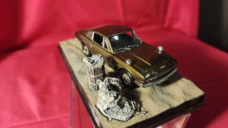 Aston Martin DBS    James Bond
