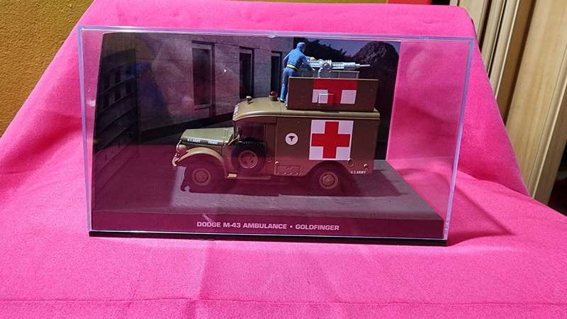 Dodge Old-School Ambulance (1:43) James Bond