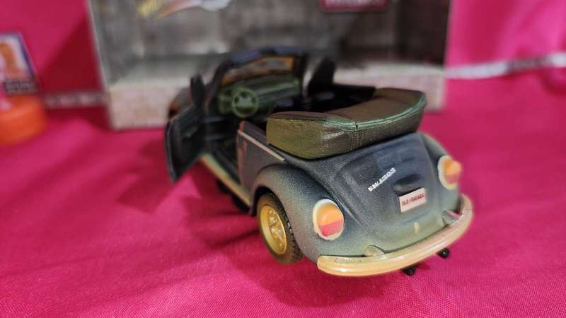 Old-Friends VW Beetle  "Maisto" { 1,43 }