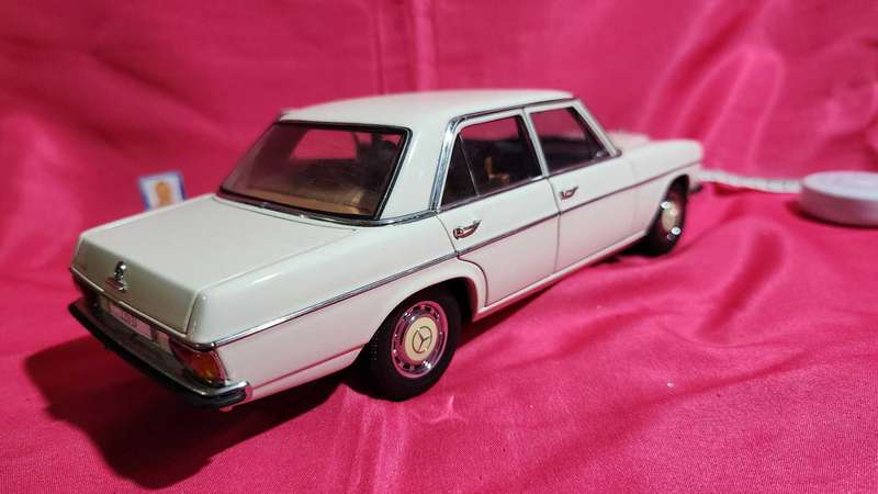 Mercedes Benz 220 Diesel (1:18) AutoArt