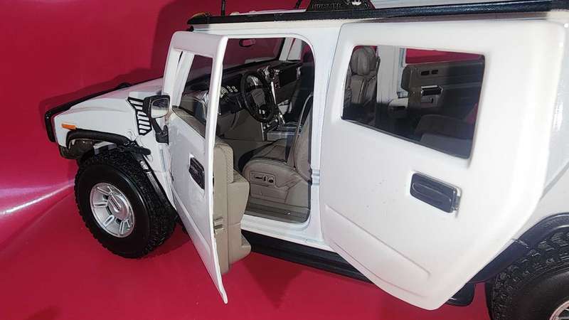 Hummer H2 (SUV) 1:18