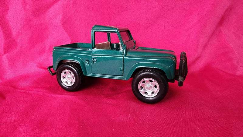 Land Rover Defender (1:32)