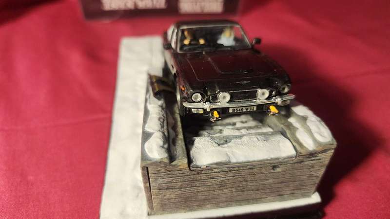 Aston Martin V8  James Bond