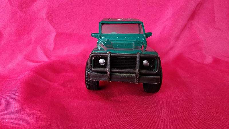 Land Rover Defender (1:32)