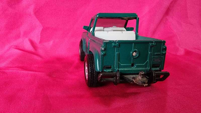 Land Rover Defender (1:32)