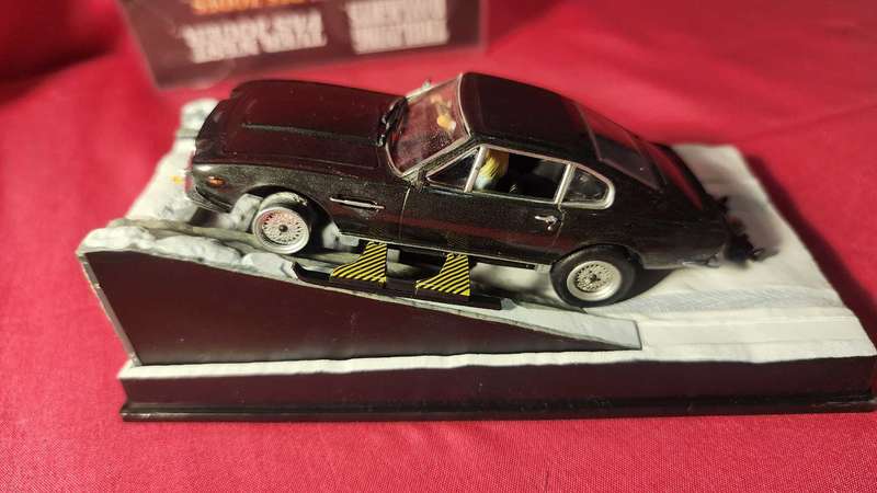 Aston Martin V8  James Bond