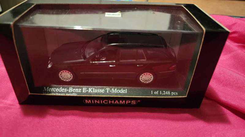 Mercedes E-Klasse "T-Model" by Minichamps