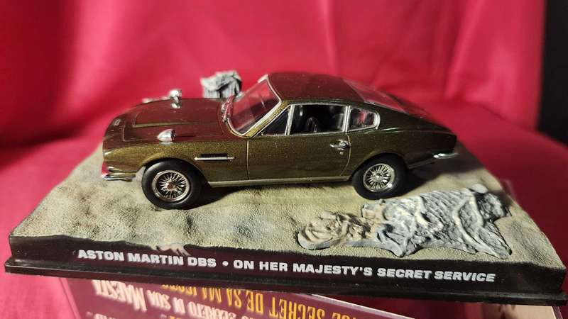 Aston Martin DBS    James Bond