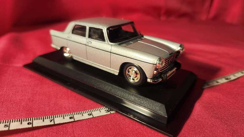 Peugeot 404  (1:43)  Del Prado