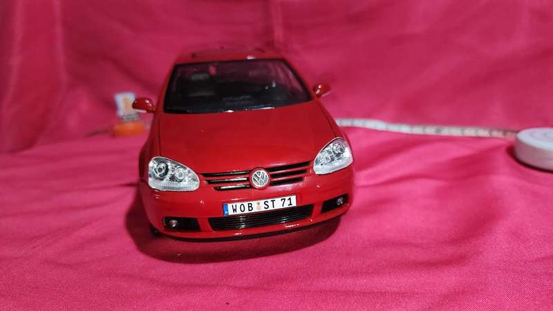 VW Golf 5 (1:18) Bburago