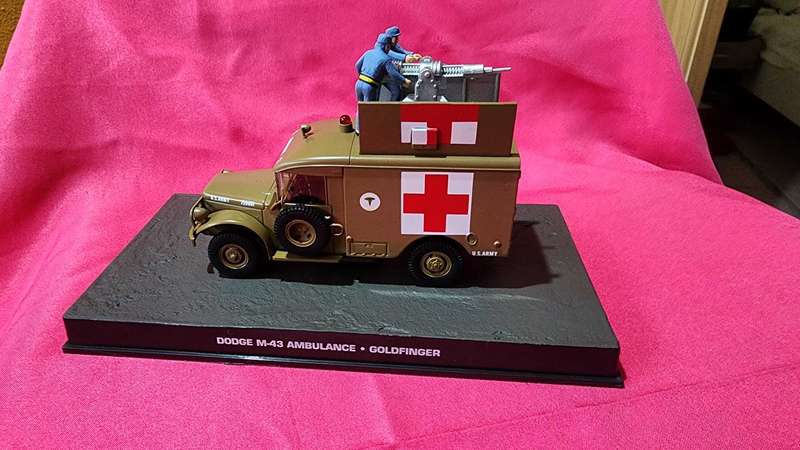Dodge Old-School Ambulance (1:43) James Bond