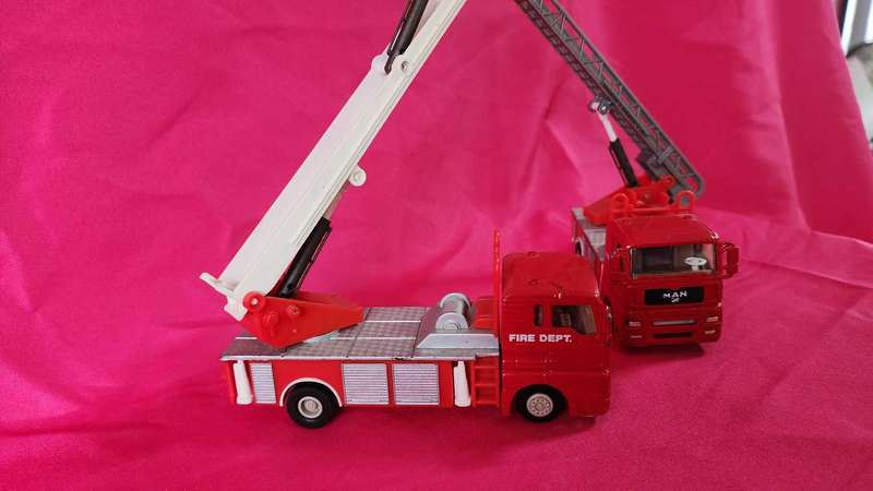2 x No Name Fire Engines