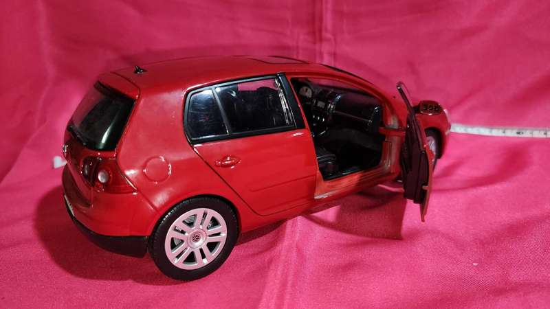 VW Golf 5 (1:18) Bburago