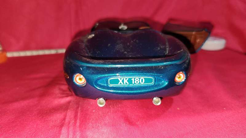 Jaguar XK 180 (1:18) Maisto