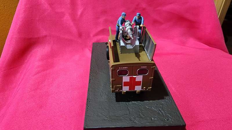 Dodge Old-School Ambulance (1:43) James Bond