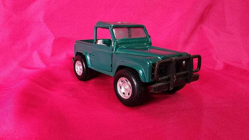 Land Rover Defender (1:32)