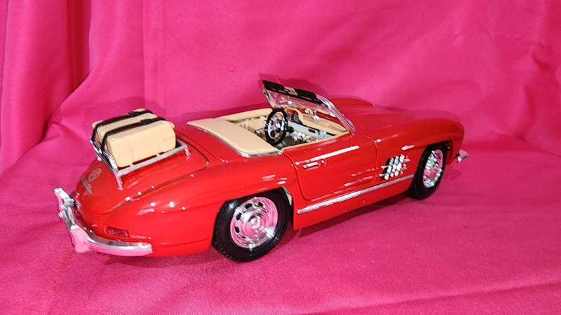Mercedes 300 SL (Red) 1:18