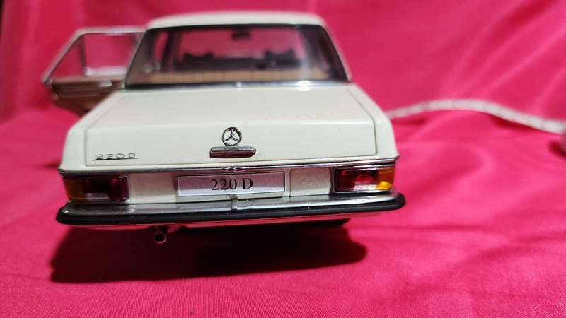 Mercedes Benz 220 Diesel (1:18) AutoArt