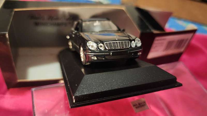 Mercedes E-Klasse "T-Model" by Minichamps